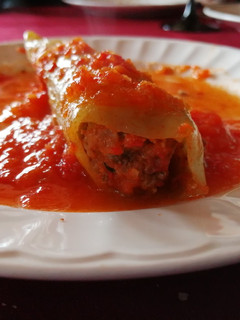 Una foto de Ajíes rellenos en salsa de tomate natural. 🌶️🍅🌶️🍽️