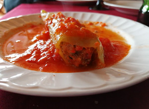Una foto de Ajíes rellenos en salsa de tomate natural. 🌶️🍅🌶️🍽️