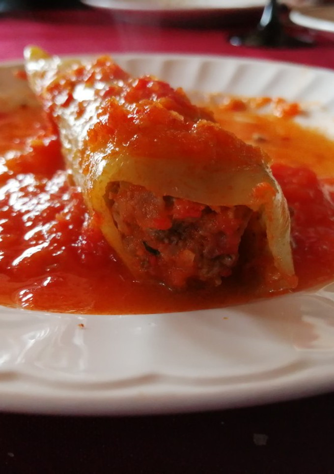 Una foto de Ajíes rellenos en salsa de tomate natural. 🌶️🍅🌶️🍽️