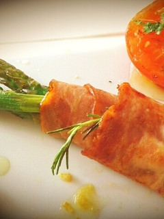 Una foto de Espárragos verdes envueltos en bacon de pavo