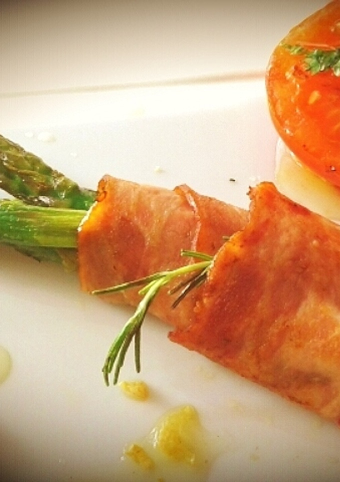 Una foto de Espárragos verdes envueltos en bacon de pavo