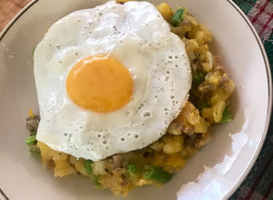 Una foto de Charquicán con huevo frito