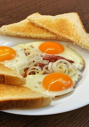 Ham and eggs póréhagymával recept fotója