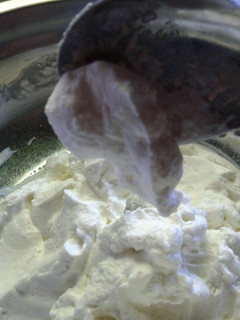Una foto de Crema Chantilly  Para Decorar Sostenida