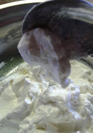 Una foto de Crema Chantilly  Para Decorar Sostenida