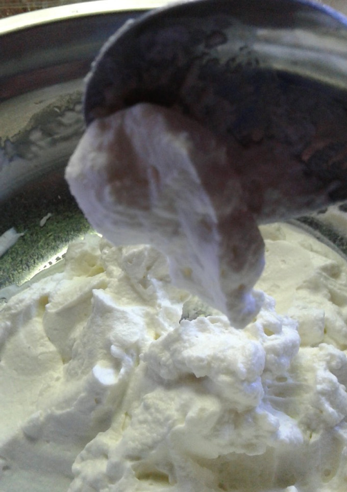 Una foto de Crema Chantilly  Para Decorar Sostenida