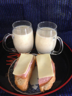Una foto de Desayuno saludable ! con avena, leche y piña!!