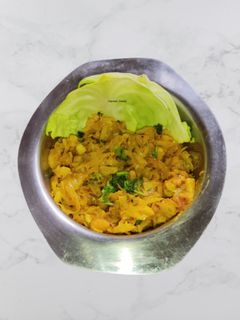कोबीची भाजी (kobichi bhaji recipe in marathi) रेसिपी चे मुख्य फोटो