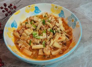 Hình của món Nấm đùi gà xào cà chua thịt xay.