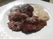 Una foto de carrillada de cerdo con patata