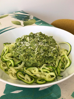 Una foto de Espaguetis de calabacín con pesto de brócoli