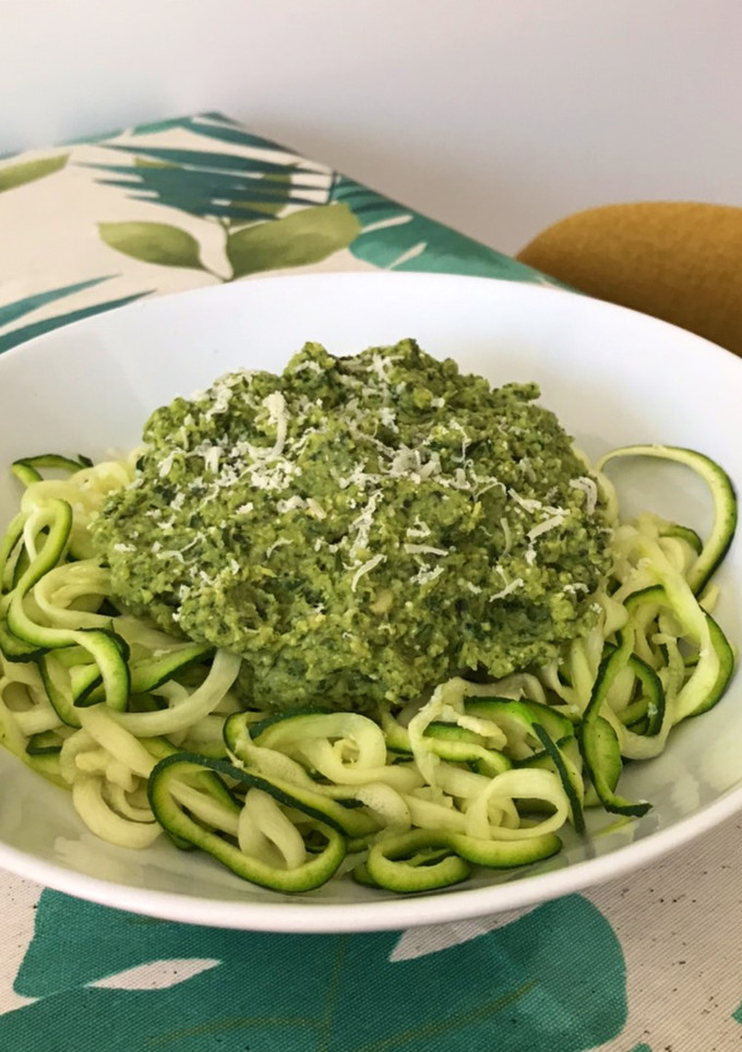 Una foto de Espaguetis de calabacín con pesto de brócoli