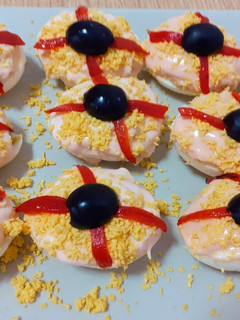 Una foto de Huevos rellenos de salmón