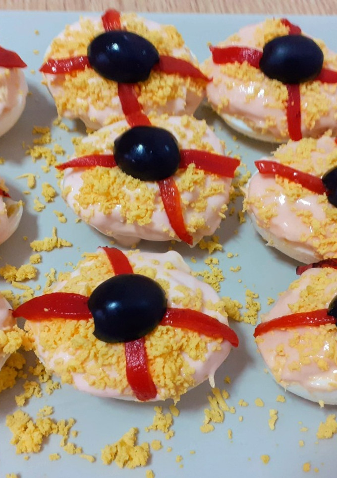 Una foto de Huevos rellenos de salmón