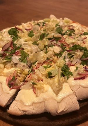 Una foto de Pizza con lechuga