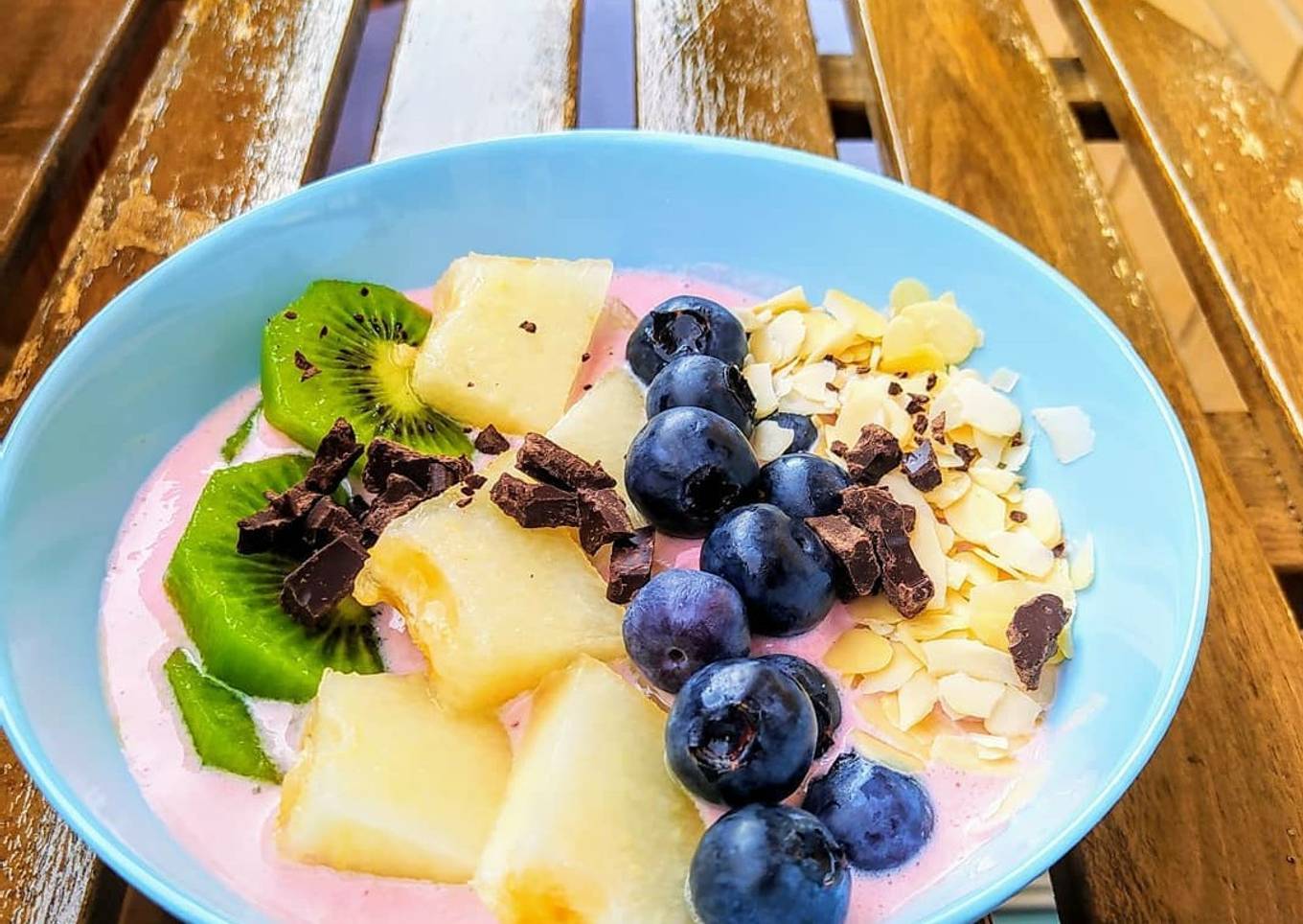 Bowl de yogurt y fruta. Yogurt griego triturado con frambuesas