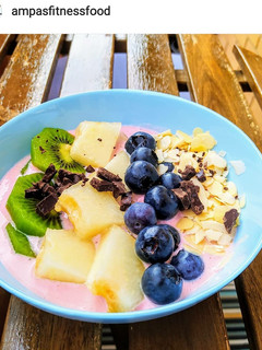 Una foto de Bowl de yogurt y fruta. Yogurt griego triturado con frambuesas