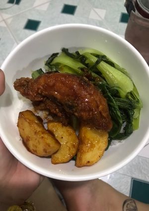 Hình của món Gà sốt me khoai tây.