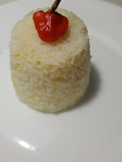 Una foto de Arroz blanco salteado en mantequilla al ajillo
