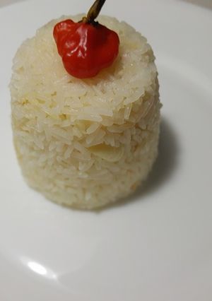 Una foto de Arroz blanco salteado en mantequilla al ajillo