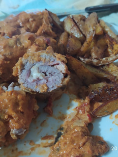 Una foto de Flamenquines de ternera con salsa de pimiento rojo