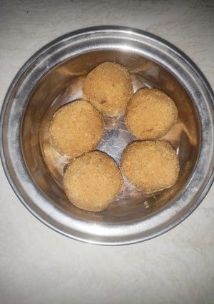 A picture of Besan ladoo.