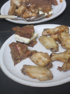 Una foto de Alitas fritas con sobras de castillo