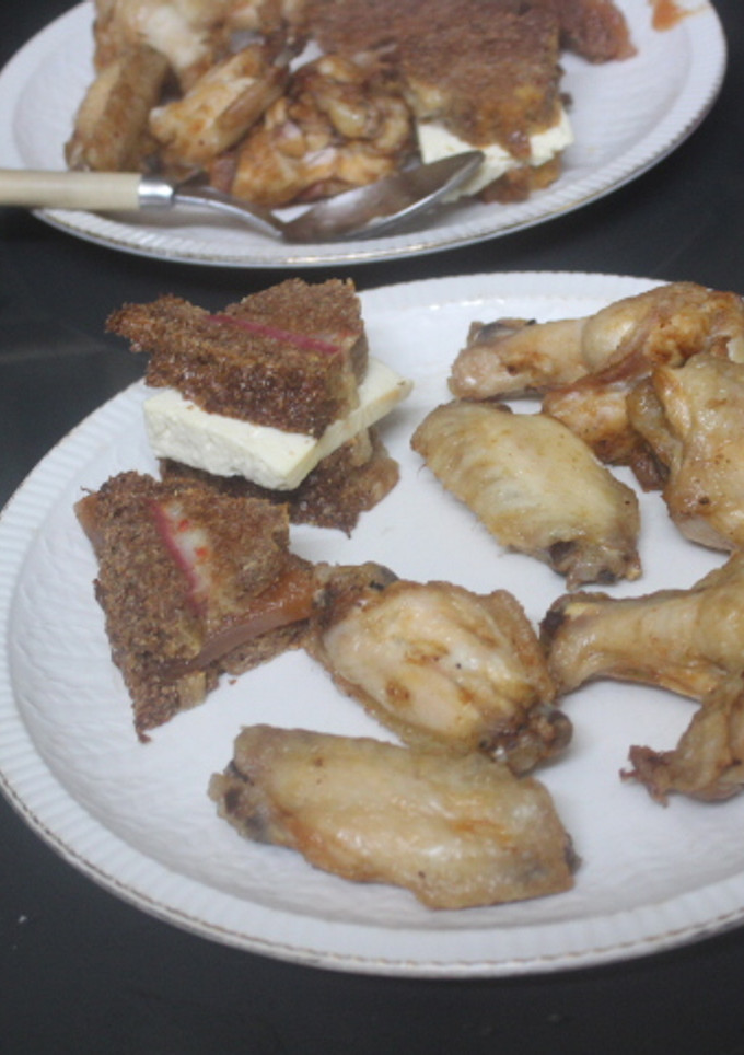 Una foto de Alitas fritas con sobras de castillo