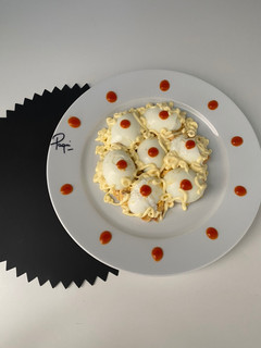 Una foto de Huevos 🥚 rellenos diferentes 😜