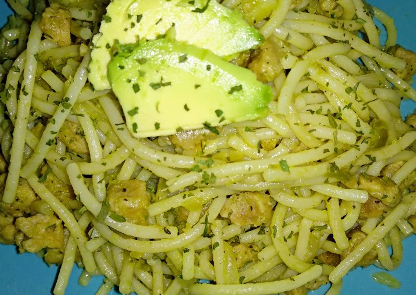 Spaghetti con salsa de aguacate