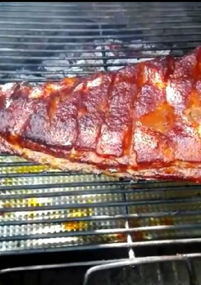 Una foto de Costillar asado con salsa barbacoa