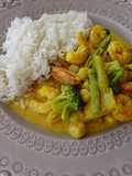 Caril de camarão, mexilhão e legumes