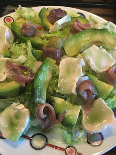 Una foto de Ensalada delicia con anchoas a la crema balsámica de manzana