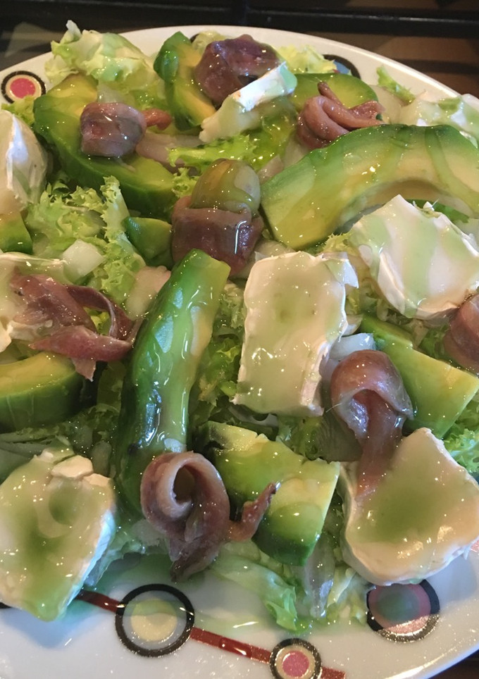Una foto de Ensalada delicia con anchoas a la crema balsámica de manzana