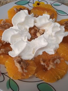 Una foto de Naranjas con miel, nueces y nata