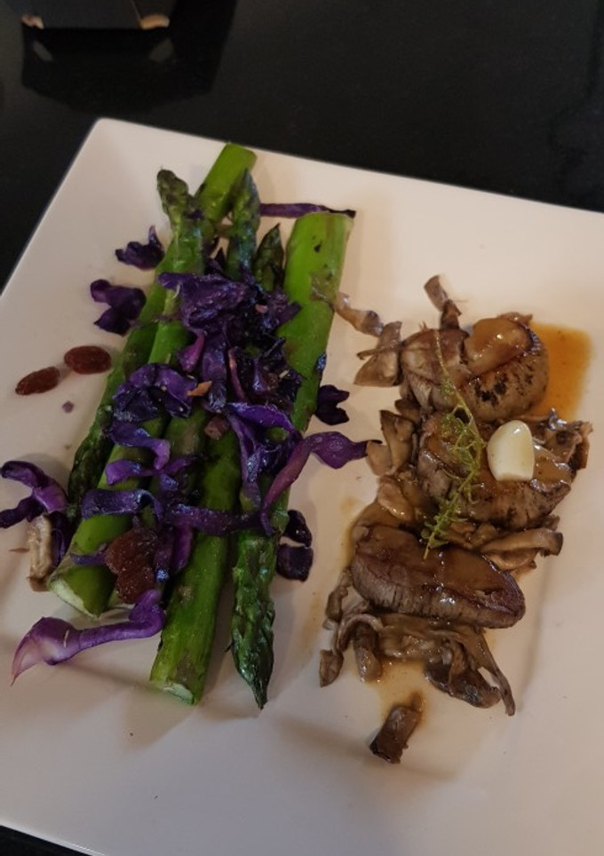 Una foto de Boletus con salsa de vino y mantequilla