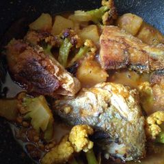 A picture of Cauliflower bhetki fish curry.