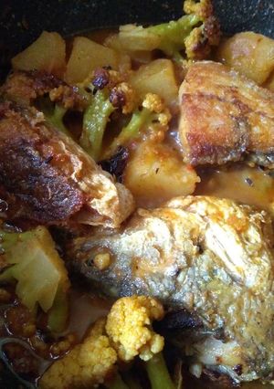 A picture of Cauliflower bhetki fish curry.