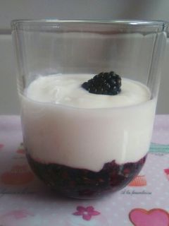 Una foto de Vasito de moras y yogur