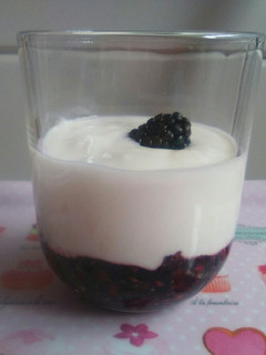 Una foto de Vasito de moras y yogur