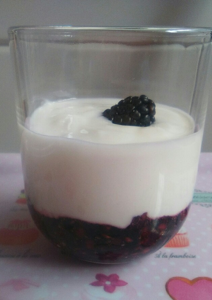 Una foto de Vasito de moras y yogur