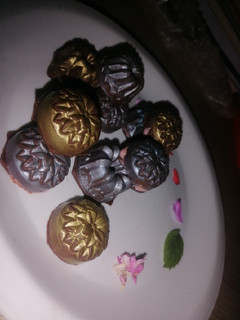 Una foto de Bombones de chocolate con relleno de fresa 🍓 🍫