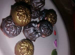 Una foto de Bombones de chocolate con relleno de fresa 🍓 🍫
