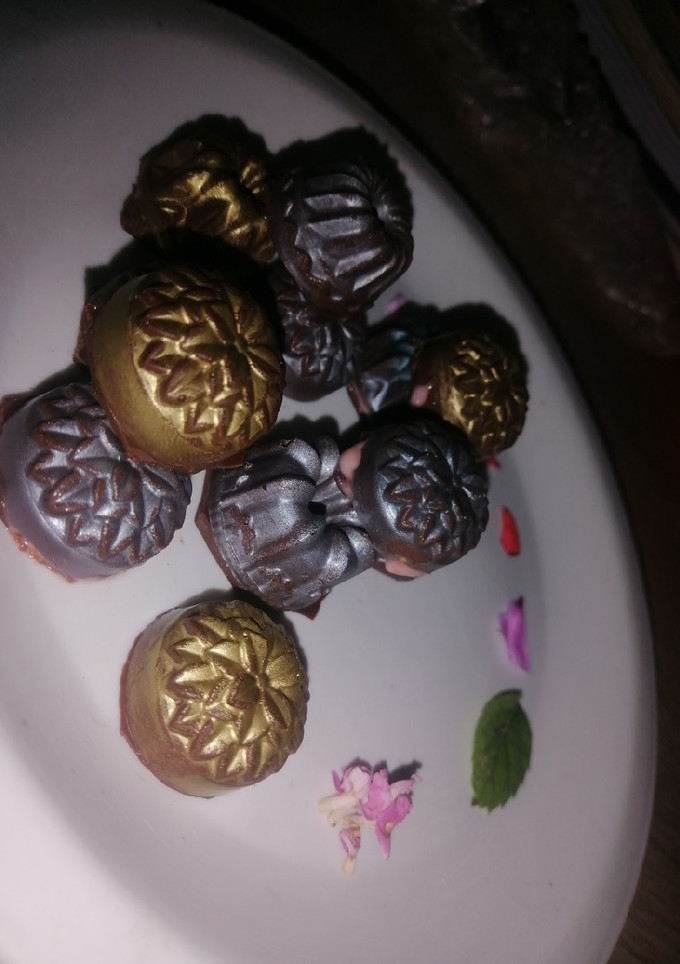 Una foto de Bombones de chocolate con relleno de fresa 🍓 🍫
