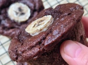 Una foto de Tortitas de banana y cacao sin azúcar agregado, sin edulcorante, sin gluten, saludables y deliciosas