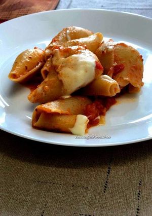 A picture of Pasta shells in red sauce.