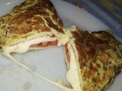 Una foto de omelette queso tomate