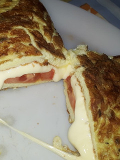 Una foto de Omelette de queso y tomate