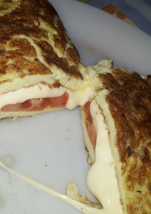 Una foto de Omelette de queso y tomate