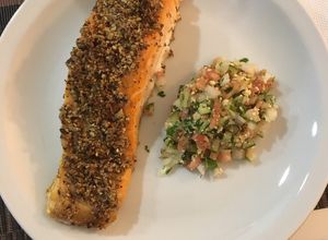 Una foto de Salmón con costra de semillas